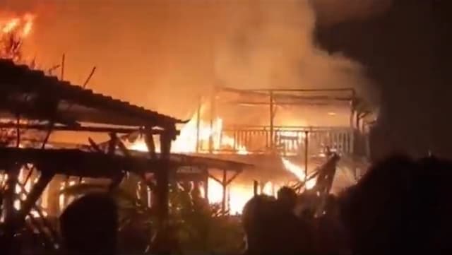 4 Kedai di Pantai Pelayaran Jepara Terbakar, Api Berasal dari Dapur 4 Kedai di Pantai Pelayaran Jepara Terbakar, Api Berasal dari Dapur