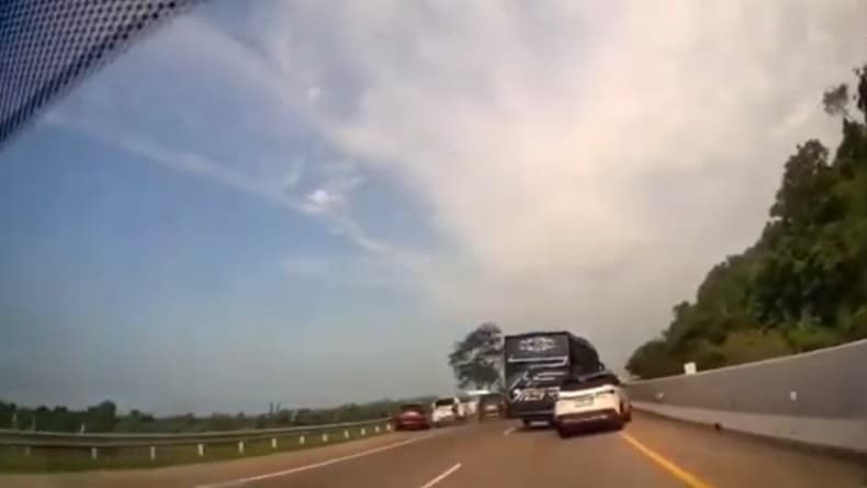 6 Kendaraan Kecelakaan Beruntun di Tol Batang Terekam Kamera, Dipicu Bus Ugal-ugalan 6 Kendaraan Kecelakaan Beruntun di Tol Batang Terekam Kamera, Dipicu Bus Ugal-ugalan
