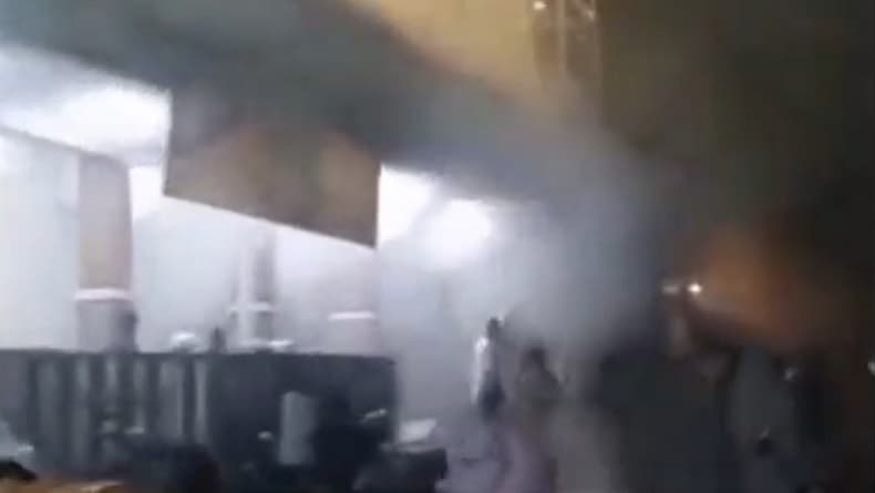 Ledakan Saat Salat Tarawih di Masjid Jember Picu Kepanikan Jemaah hingga Berhamburan Keluar Ledakan Saat Salat Tarawih di Masjid Jember Picu Kepanikan Jemaah hingga Berhamburan Keluar