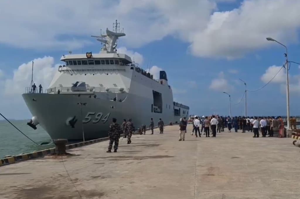 Mudik Gratis Naik Kapal Perang, 1.300 Warga Bangka Belitung Diangkut KRI Semarang Mudik Gratis Naik Kapal Perang, 1.300 Warga Bangka Belitung Diangkut KRI Semarang