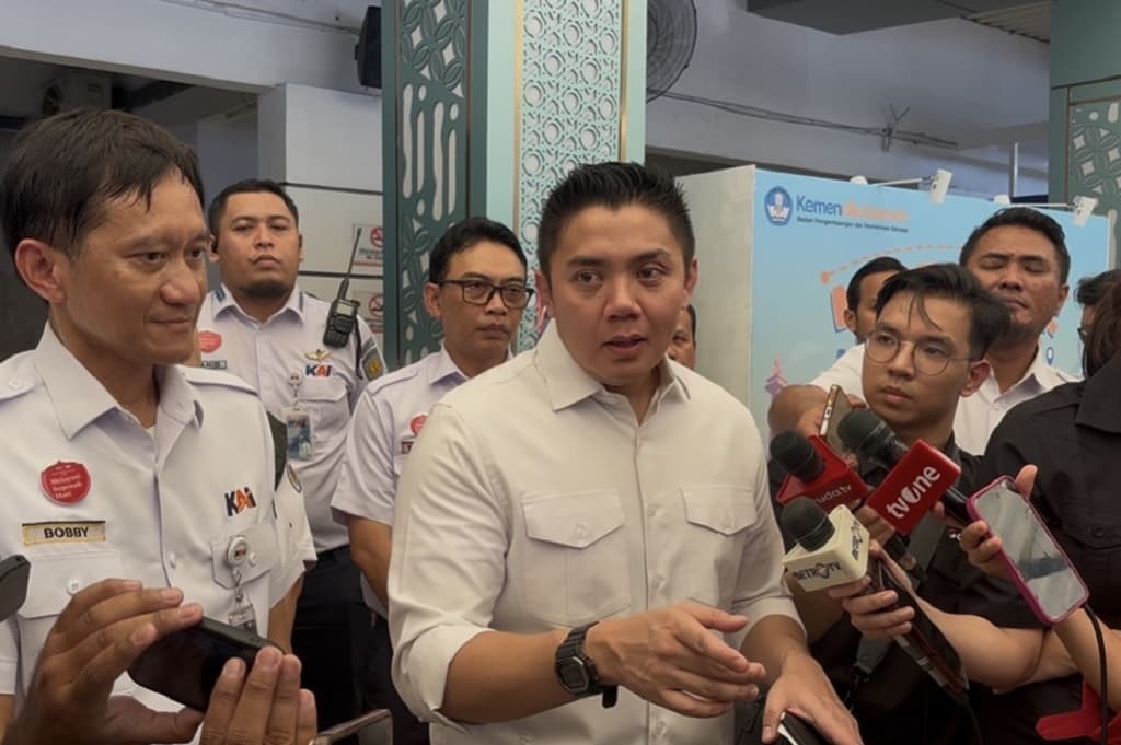 Seskab Teddy Ungkap Perintah Prabowo: Kereta Api dan Stasiun Harus Lebih Nyaman Seskab Teddy Ungkap Perintah Prabowo: Kereta Api dan Stasiun Harus Lebih Nyaman