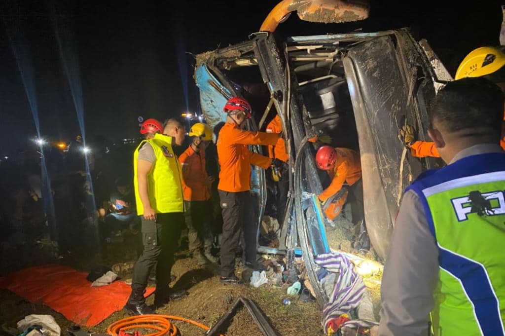 Kronologi Kecelakaan Tewaskan 1 Orang di Tol Pejagan, Bus Tabrak Pikap lalu Terguling Kronologi Kecelakaan Tewaskan 1 Orang di Tol Pejagan, Bus Tabrak Pikap lalu Terguling