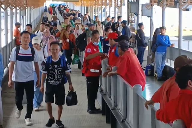Puncak Arus Mudik di Bakauheni, Penumpang Pejalan Kaki Membeludak hingga Antre Berjam-jam Puncak Arus Mudik di Bakauheni, Penumpang Pejalan Kaki Membeludak hingga Antre Berjam-jam