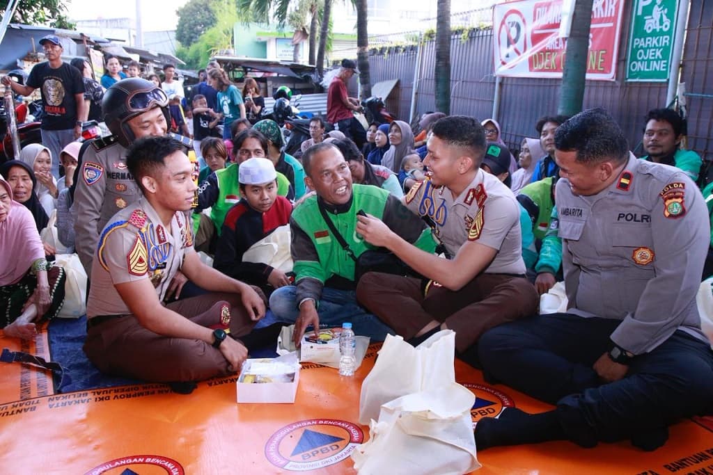 15 Taruna Akpol Turun ke Jalan, Kampanyekan Mudik Aman di Jakbar 15 Taruna Akpol Turun ke Jalan, Kampanyekan Mudik Aman di Jakbar