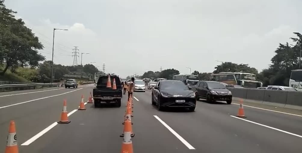 Penyebab Kemacetan Parah di Tol Japek Siang Ini Penyebab Kemacetan Parah di Tol Japek Siang Ini