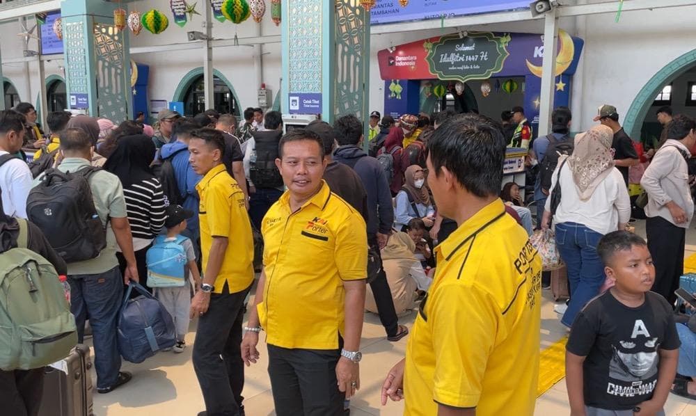 Mudik Lebaran Jadi Ladang Cuan, Pendapatan Porter Stasiun Senen Naik 50 Mudik Lebaran Jadi Ladang Cuan, Pendapatan Porter Stasiun Senen Naik 50