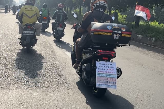 Tulisan Kocak Pemudik Motor di Kalimalang Bikin Gagal Fokus, Sindir Koruptor Tulisan Kocak Pemudik Motor di Kalimalang Bikin Gagal Fokus, Sindir Koruptor