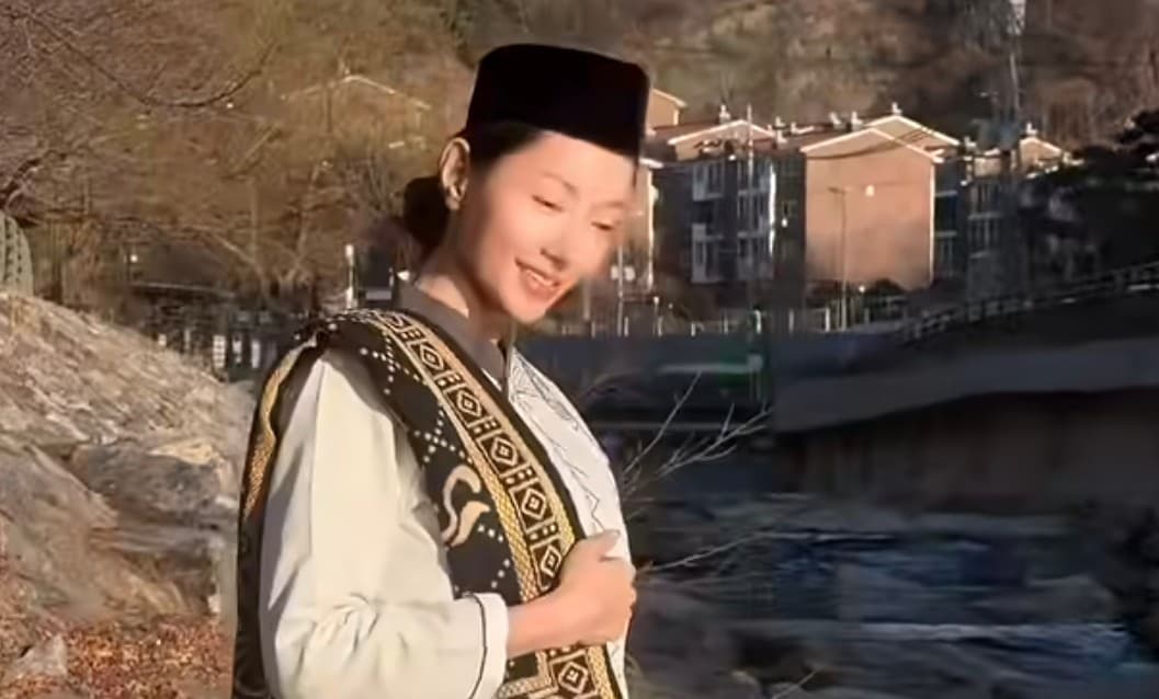 Heboh, Lucinta Luna Pakai Baju Koko dan Sarung Salat Idul Fitri di Korea Selatan Heboh, Lucinta Luna Pakai Baju Koko dan Sarung Salat Idul Fitri di Korea Selatan