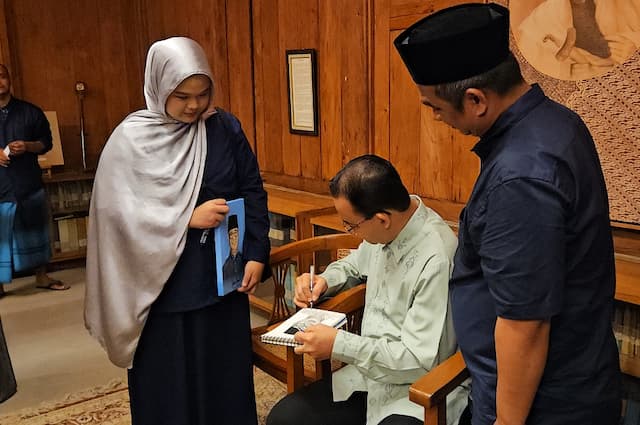 Open House Lebaran, Anies Tanda Tangani Lukisan Karya Pelajar SMA Open House Lebaran, Anies Tanda Tangani Lukisan Karya Pelajar SMA