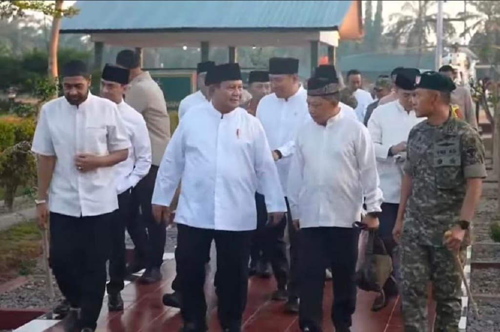 Prabowo Tiba di Masjid Darussalam, Salat Idul Fitri Bersama Warga Aceh Tamiang Prabowo Tiba di Masjid Darussalam, Salat Idul Fitri Bersama Warga Aceh Tamiang