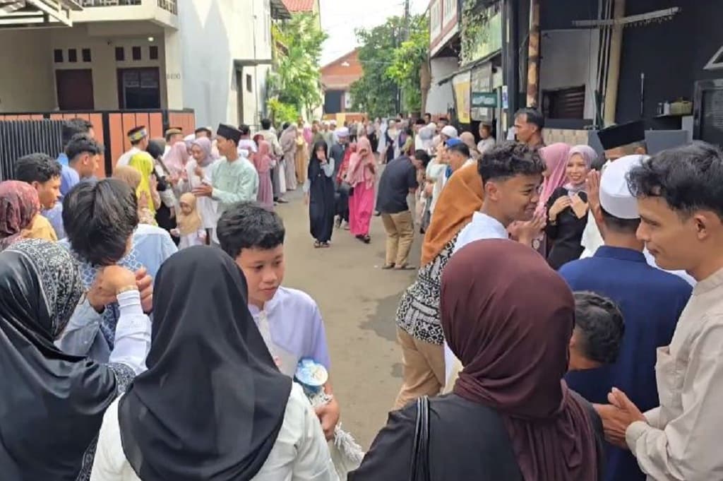 Tradisi Lebaran Unik Warga Duta Kranji Bekasi, Bersalaman Sepanjang Jalan Saling Memaafkan Tradisi Lebaran Unik Warga Duta Kranji Bekasi, Bersalaman Sepanjang Jalan Saling Memaafkan