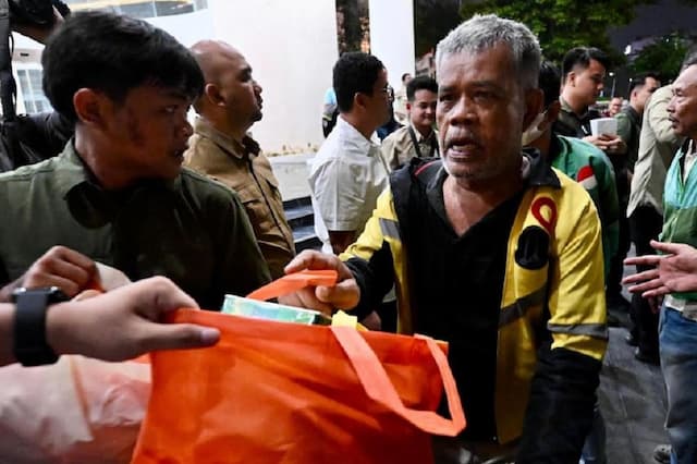 Prabowo Malam Takbiran di Medan, Bagikan Ribuan Paket Sembako ke Warga Prabowo Malam Takbiran di Medan, Bagikan Ribuan Paket Sembako ke Warga
