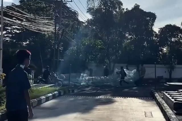 Bikin Panik! Viral Balon Udara Masih Menyala Jatuh di SPBU Ponorogo Bikin Panik! Viral Balon Udara Masih Menyala Jatuh di SPBU Ponorogo