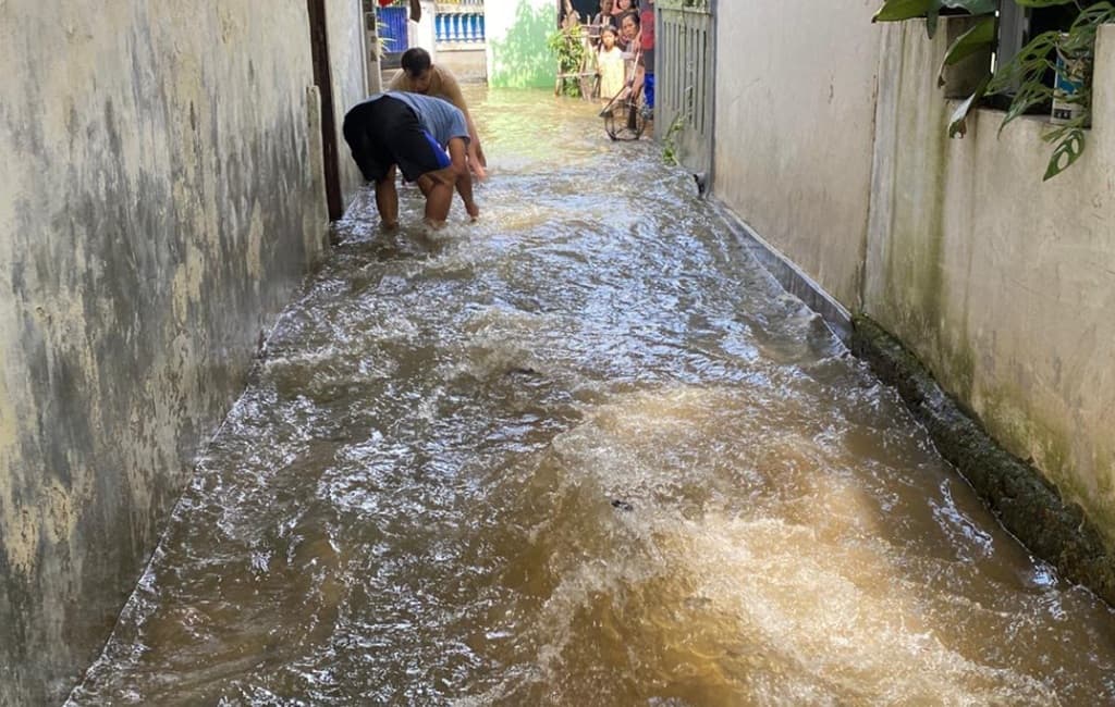 Warga Kampung Jati Jaktim Terkepung Banjir di Hari Kedua Lebaran, Ketinggian Air Tembus 1,5 Meter Warga Kampung Jati Jaktim Terkepung Banjir di Hari Kedua Lebaran, Ketinggian Air Tembus 1,5 Meter
