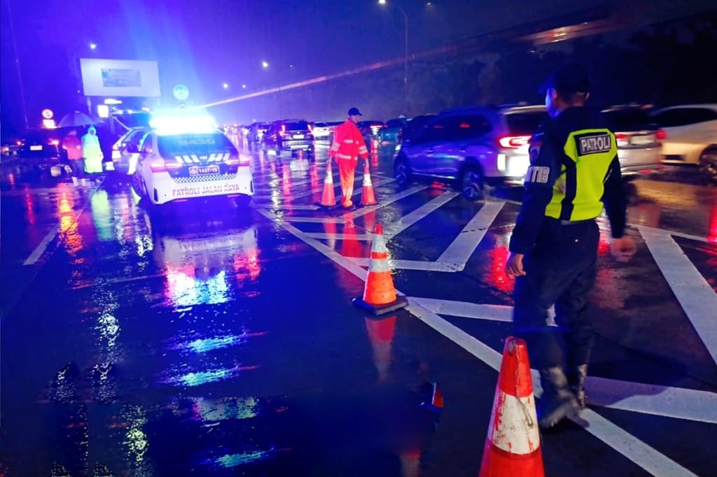 Tol Jagorawi Banjir saat Mudik Lebaran 2026, Penyebabnya Terungkap! Tol Jagorawi Banjir saat Mudik Lebaran 2026, Penyebabnya Terungkap!
