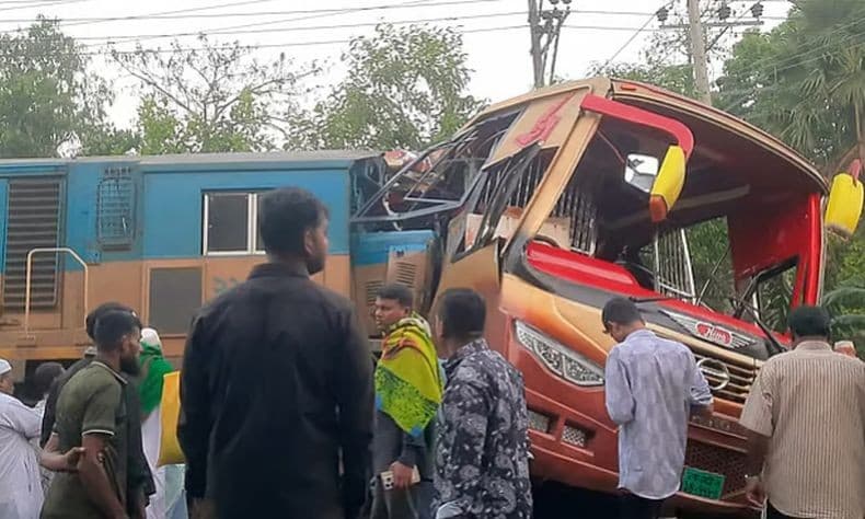 Tragis! Bus Pemudik Ditabrak Kereta Api hingga Terseret 1 Km, 12 Orang Tewas Tragis! Bus Pemudik Ditabrak Kereta Api hingga Terseret 1 Km, 12 Orang Tewas