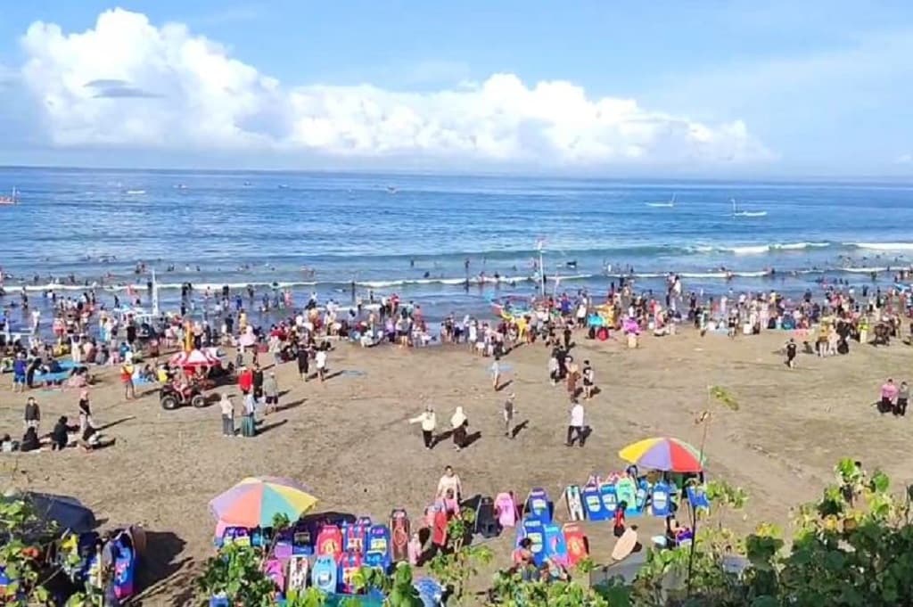 Libur Lebaran, Pantai Pangandaran Ramai Diserbu Wisatawan Libur Lebaran, Pantai Pangandaran Ramai Diserbu Wisatawan