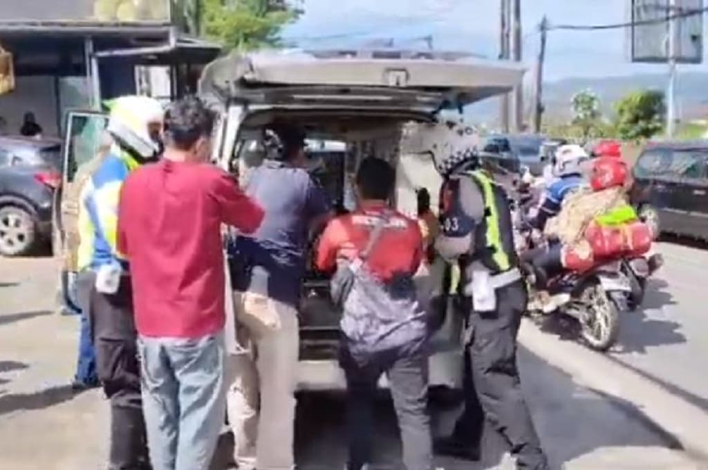 Geger! Pemudik Perempuan Pingsan lalu Meninggal di Gerbang Tol Cisumdawu Geger! Pemudik Perempuan Pingsan lalu Meninggal di Gerbang Tol Cisumdawu
