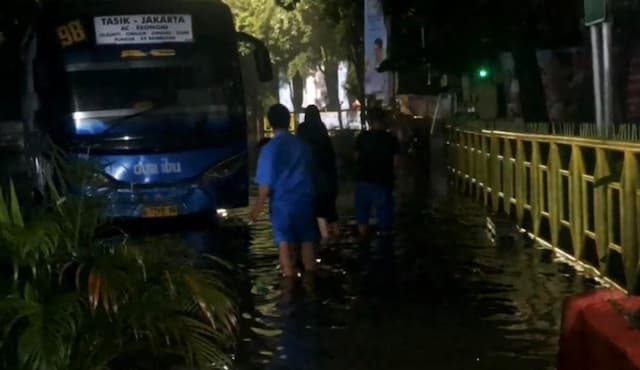 Terminal Kampung Rambutan Banjir Imbas Hujan Deras, Ketinggian Air Capai 30 Cm Terminal Kampung Rambutan Banjir Imbas Hujan Deras, Ketinggian Air Capai 30 Cm