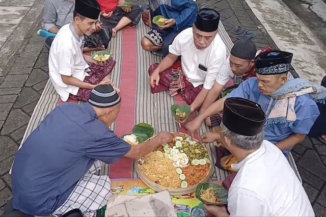 Unik! Tradisi Tumpengan Warnai Lebaran di Blora, Warga Makan Bersama di Masjid Unik! Tradisi Tumpengan Warnai Lebaran di Blora, Warga Makan Bersama di Masjid