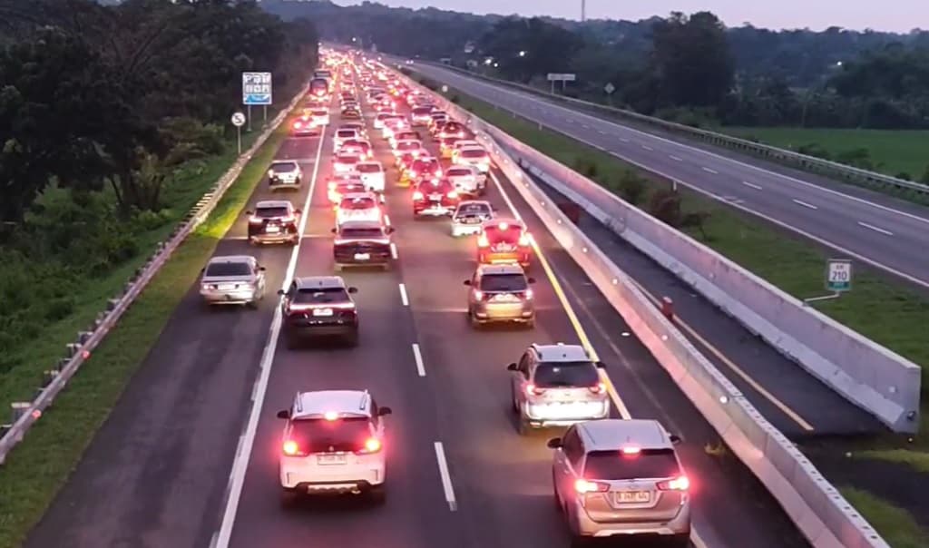 H+2 Lebaran, 40.000 Kendaraan Terjebak Antrean 4 Km di Tol Palikanci Cirebon H+2 Lebaran, 40.000 Kendaraan Terjebak Antrean 4 Km di Tol Palikanci Cirebon