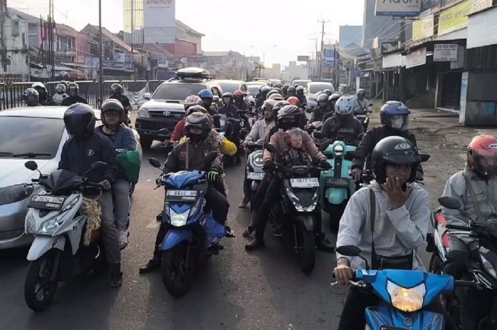 H+3 Lebaran! Arus Balik Pantura Cirebon Padat, Pemudik Motor Pulang Awal Hindari Macet H+3 Lebaran! Arus Balik Pantura Cirebon Padat, Pemudik Motor Pulang Awal Hindari Macet