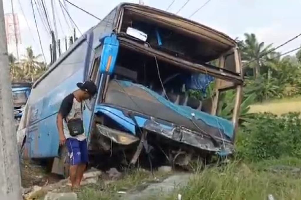 Kecelakaan Bus Pariwisata di Jalinsum Batubara, Tabrak Pagar Jembatan lalu Terguling Kecelakaan Bus Pariwisata di Jalinsum Batubara, Tabrak Pagar Jembatan lalu Terguling