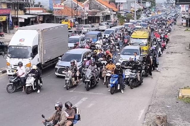 Pemudik Motor Padati Jalur Pantura Cirebon di Puncak Arus Balik, Ada yang Bonceng 5 Pemudik Motor Padati Jalur Pantura Cirebon di Puncak Arus Balik, Ada yang Bonceng 5