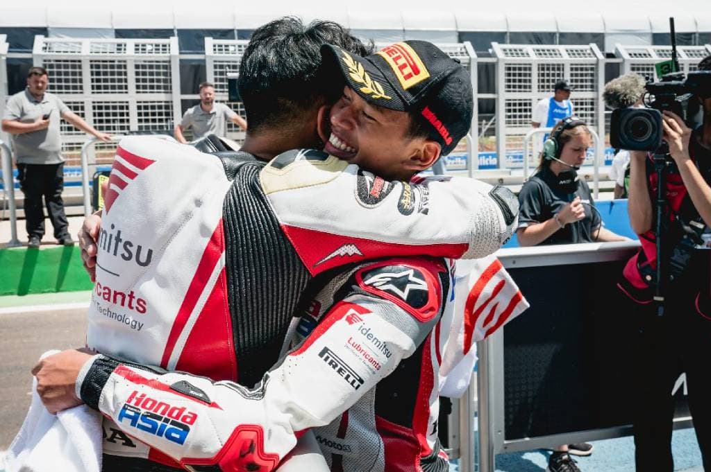 Pelukan Mario Aji Iringi Podium Bersejarah Veda Ega di Brasil Pelukan Mario Aji Iringi Podium Bersejarah Veda Ega di Brasil