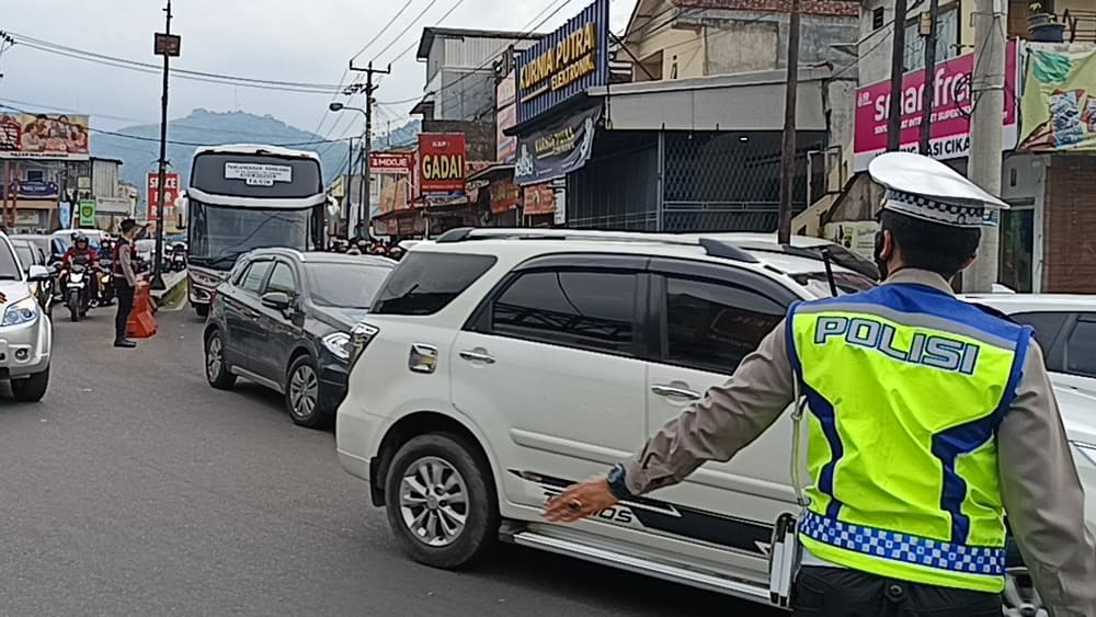 Macet 22 Km di Lingkar Gentong, Polisi Terapkan One Way Macet 22 Km di Lingkar Gentong, Polisi Terapkan One Way