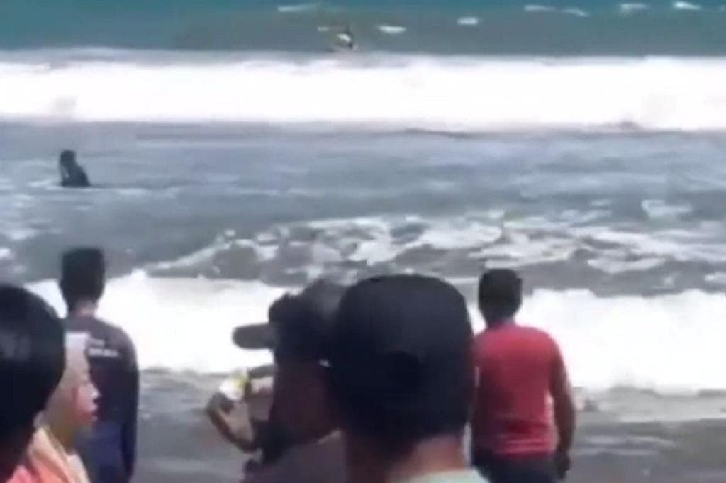 Tragis! 2 Wisatawan Terseret Ombak di Pantai Karangnaya Sukabumi, 1 Orang Tewas Tragis! 2 Wisatawan Terseret Ombak di Pantai Karangnaya Sukabumi, 1 Orang Tewas