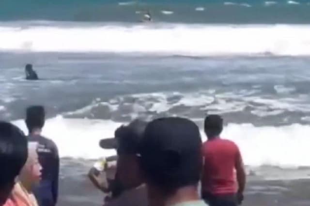 Tragis! 2 Wisatawan Terseret Ombak di Pantai Karangnaya Sukabumi, 1 Orang Tewas Tragis! 2 Wisatawan Terseret Ombak di Pantai Karangnaya Sukabumi, 1 Orang Tewas