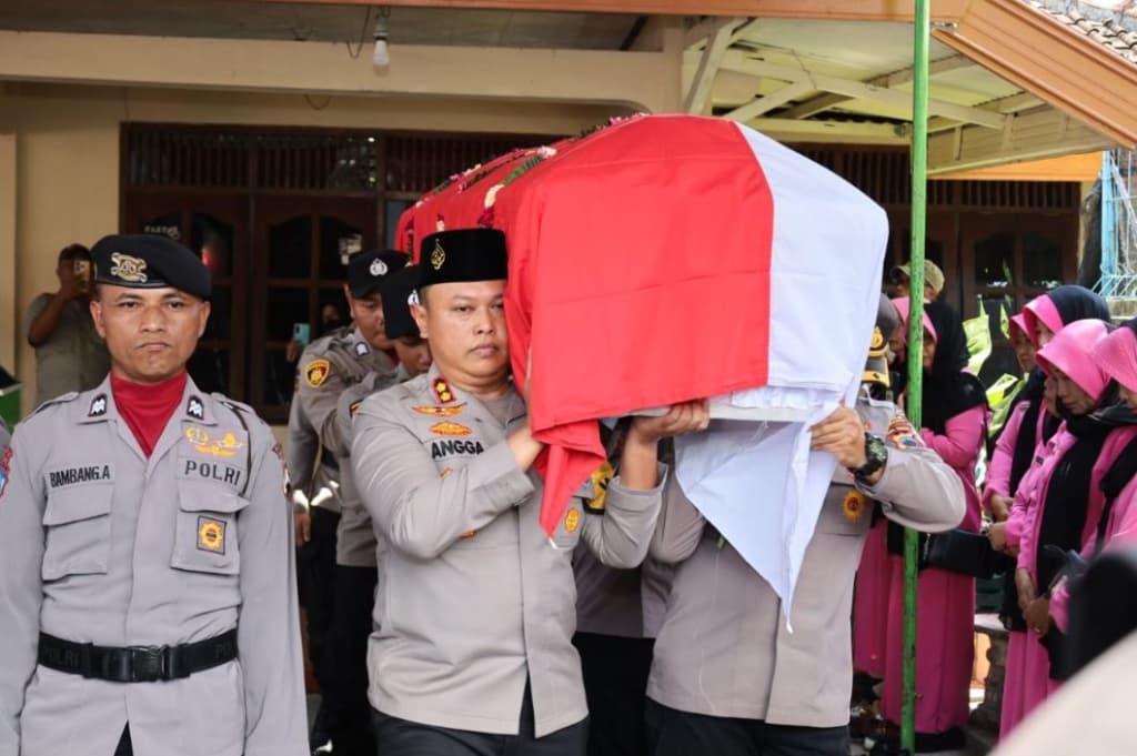 Momen Haru! Kapolres Sukoharjo Panggul Peti Jenazah Anggota yang Meninggal saat Lebaran Momen Haru! Kapolres Sukoharjo Panggul Peti Jenazah Anggota yang Meninggal saat Lebaran