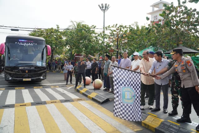 Pemkot Madiun Berangkatkan 350 Pemudik Balik Gratis ke Jakarta dan Surabaya Pemkot Madiun Berangkatkan 350 Pemudik Balik Gratis ke Jakarta dan Surabaya