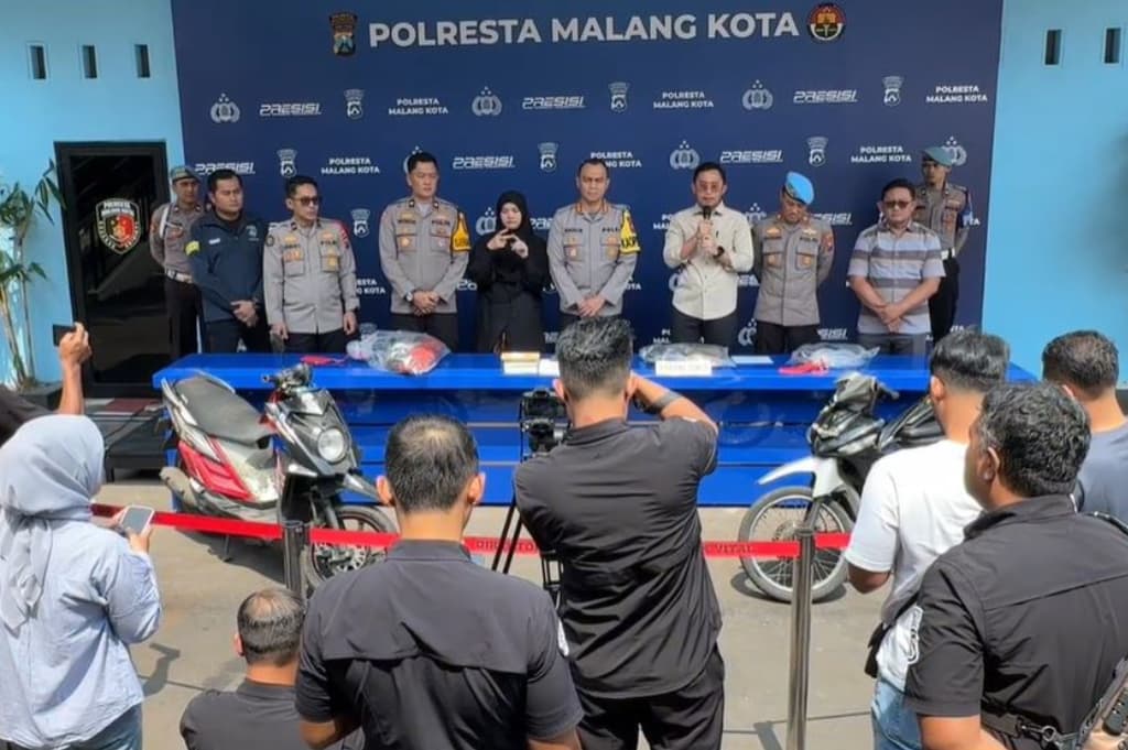 Terekam CCTV! Jukir di Malang Tewas Ditusuk 7 Kali saat Berkelahi Terekam CCTV! Jukir di Malang Tewas Ditusuk 7 Kali saat Berkelahi