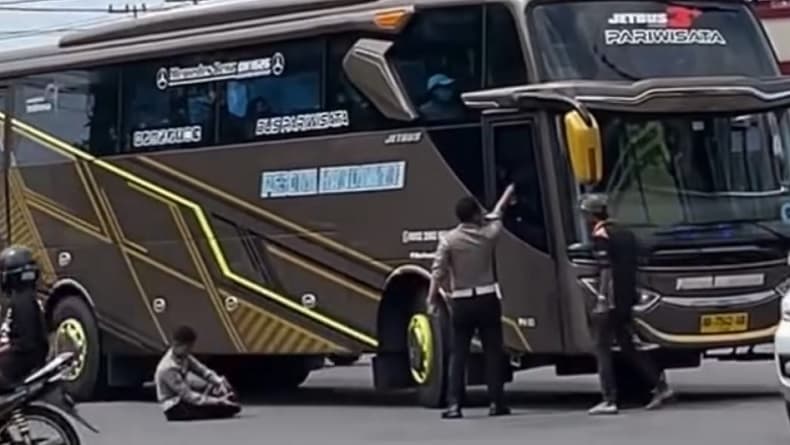 Viral di Madiun! Bus Pariwisata Senggol Polisi Saat Putar Balik Berujung Bersitegang Viral di Madiun! Bus Pariwisata Senggol Polisi Saat Putar Balik Berujung Bersitegang