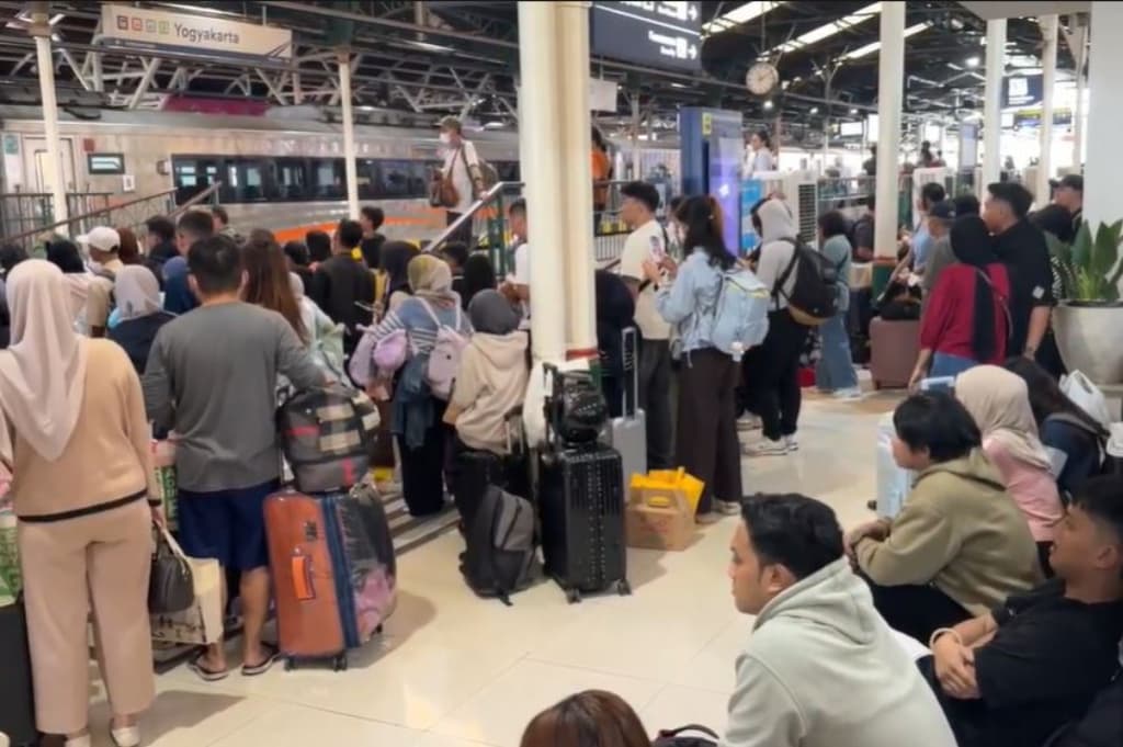 Puncak Arus Balik Lebaran di Stasiun Tugu, Ribuan Pemudik Tinggalkan Yogyakarta Puncak Arus Balik Lebaran di Stasiun Tugu, Ribuan Pemudik Tinggalkan Yogyakarta