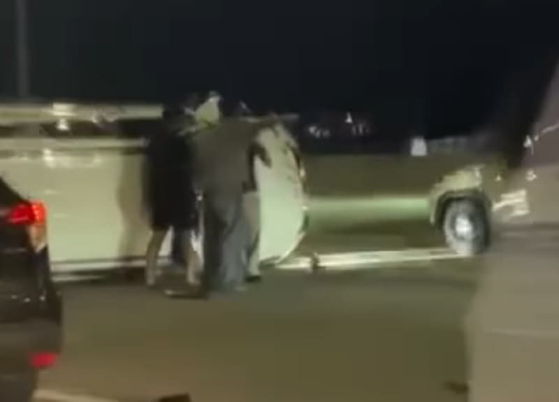Aksi Ugal-ugalan Fortuner Nyalip dari Bahu Jalan di Tol Andara, Berujung Tabrak Kendaraan Lain Aksi Ugal-ugalan Fortuner Nyalip dari Bahu Jalan di Tol Andara, Berujung Tabrak Kendaraan Lain