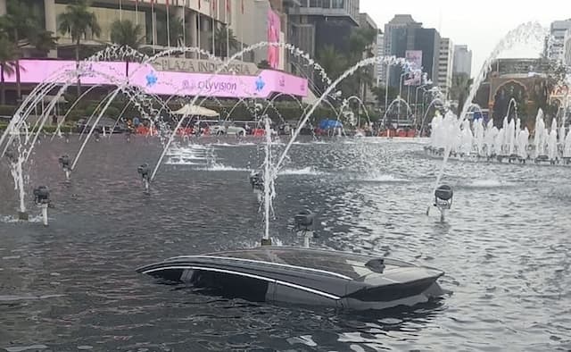 Mobil Listrik BYD Nyemplung ke Kolam Bundaran HI Jakpus usai Tabrak Pembatas Jalan Mobil Listrik BYD Nyemplung ke Kolam Bundaran HI Jakpus usai Tabrak Pembatas Jalan