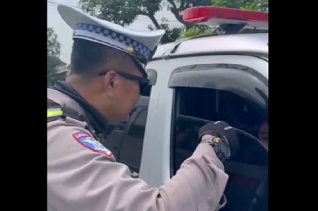 Viral Polisi Hentikan Ambulans Terobos Macet di Bangkalan, Ternyata Tanpa Pasien Viral Polisi Hentikan Ambulans Terobos Macet di Bangkalan, Ternyata Tanpa Pasien