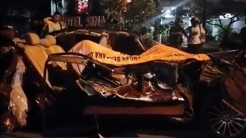 Sedan Remuk Tabrak Truk di Sidoarjo, Pengemudi Tewas Sedan Remuk Tabrak Truk di Sidoarjo, Pengemudi Tewas