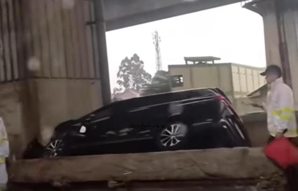 Avanza Nyangkut usai Tabrak Median Jalan, Lalin Tol Japek Macet hingga 2 Km Avanza Nyangkut usai Tabrak Median Jalan, Lalin Tol Japek Macet hingga 2 Km