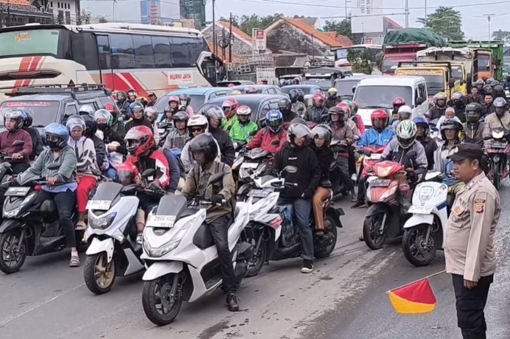 Arus Balik Lebaran Padat di Pantura Cirebon, Ribuan Pemudik Motor Terjebak Macet 3 Km Arus Balik Lebaran Padat di Pantura Cirebon, Ribuan Pemudik Motor Terjebak Macet 3 Km