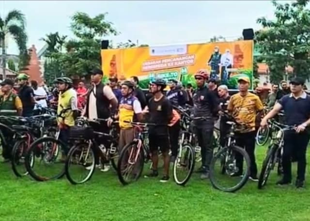 Hemat BBM, Wali Kota Mojokerto Wajibkan Seluruh ASN Pakai Sepeda tiap Jumat Hemat BBM, Wali Kota Mojokerto Wajibkan Seluruh ASN Pakai Sepeda tiap Jumat