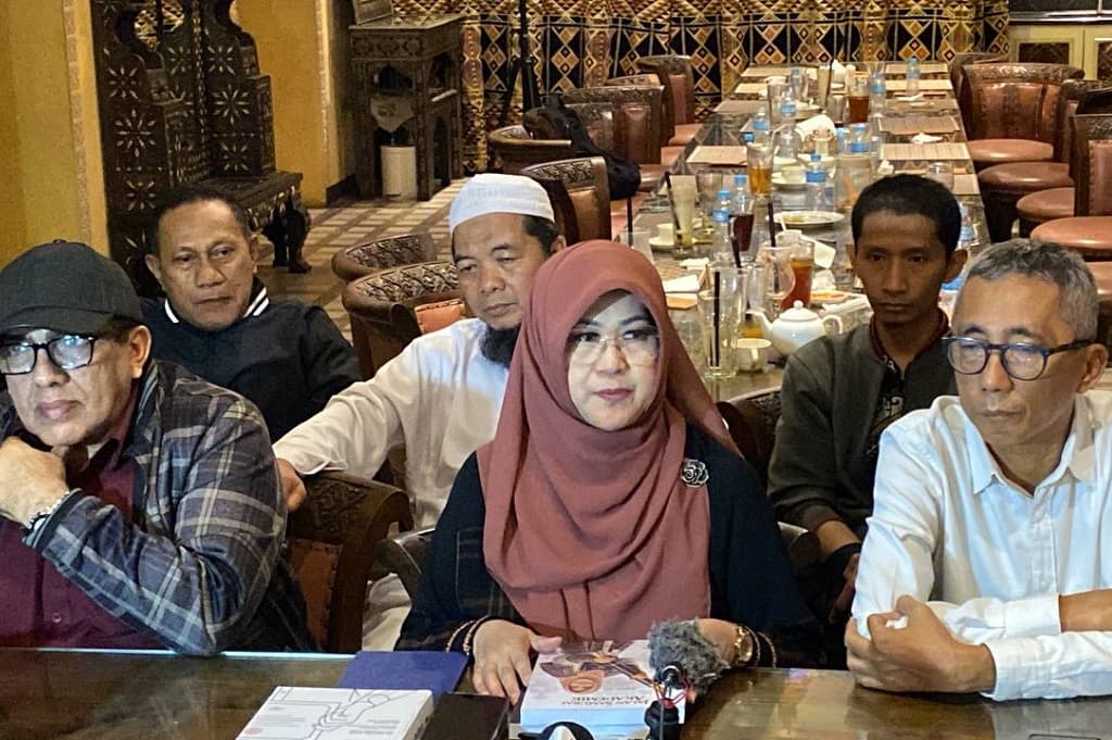 Dokter Tifa Bantah Dapat Rp50 Miliar untuk Mainkan Isu Ijazah Jokowi: Kami Tak Punya Bohir Dokter Tifa Bantah Dapat Rp50 Miliar untuk Mainkan Isu Ijazah Jokowi: Kami Tak Punya Bohir