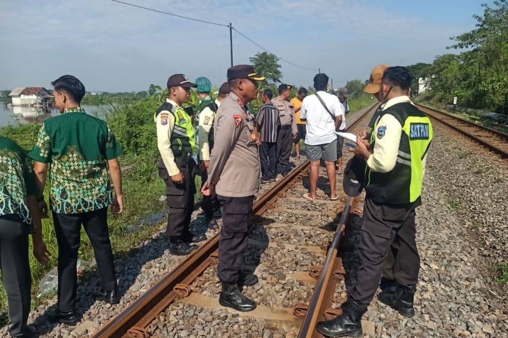Tragis! Pria di Lamongan Tewas Tertabrak Kereta Api Anjasmoro Tragis! Pria di Lamongan Tewas Tertabrak Kereta Api Anjasmoro