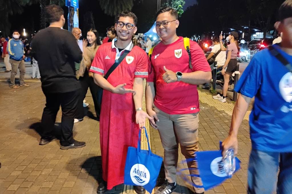 Unik di Momen Lebaran, Suporter Timnas Indonesia Tampil dengan Jersey Gamis Unik di Momen Lebaran, Suporter Timnas Indonesia Tampil dengan Jersey Gamis