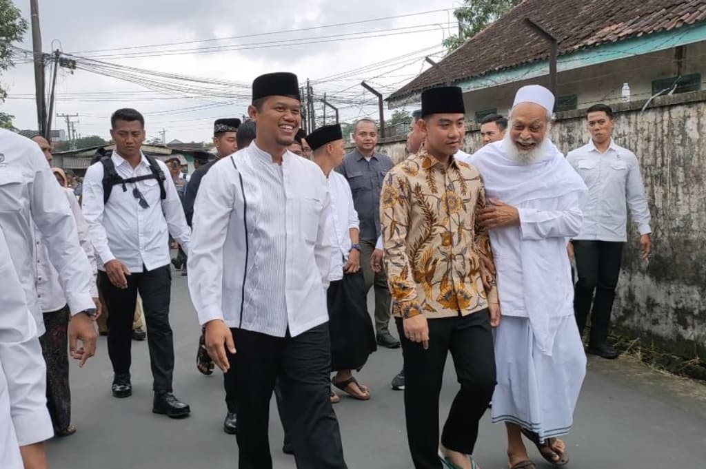 Wapres Gibran Kunjungi Ponpes Annajah Boyolali, Bagikan Alat Tulis hingga Sarung Wapres Gibran Kunjungi Ponpes Annajah Boyolali, Bagikan Alat Tulis hingga Sarung