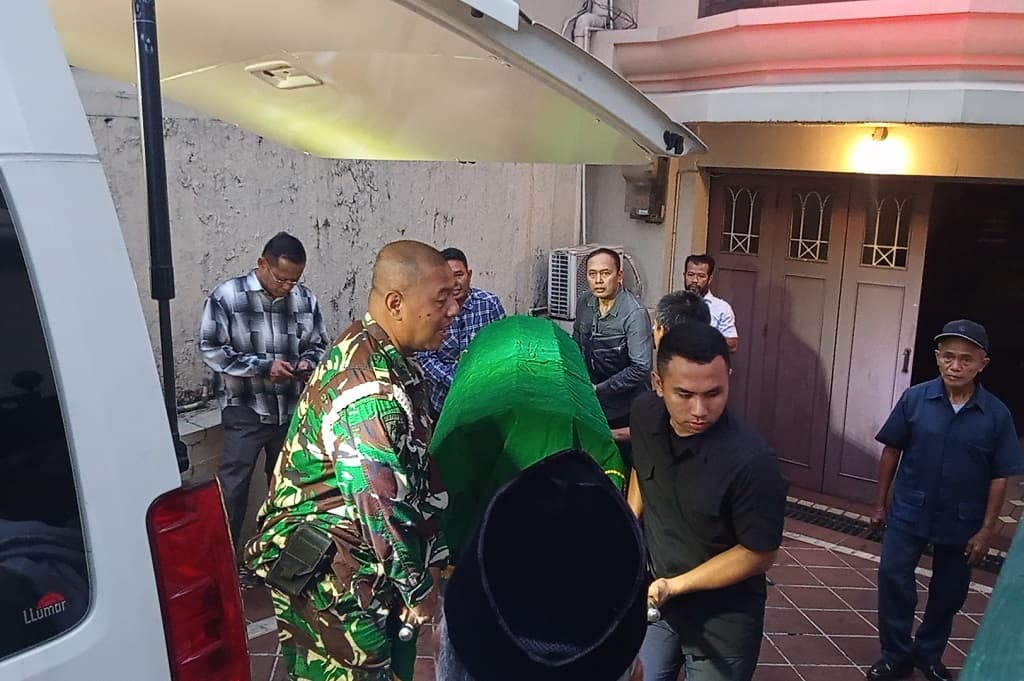 Jenazah Mantan Menhan Juwono Sudarsono Tiba di Rumah Duka, Pelayat Berdatangan Jenazah Mantan Menhan Juwono Sudarsono Tiba di Rumah Duka, Pelayat Berdatangan