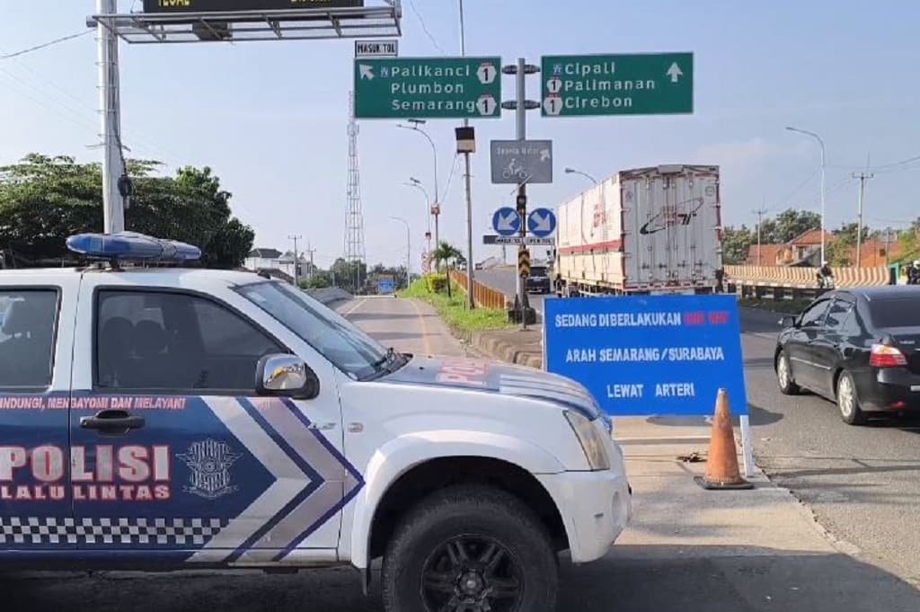 Dampak One Way di Tol, Jalur Arteri Pantura Cirebon Macet hingga 5 Km Dampak One Way di Tol, Jalur Arteri Pantura Cirebon Macet hingga 5 Km
